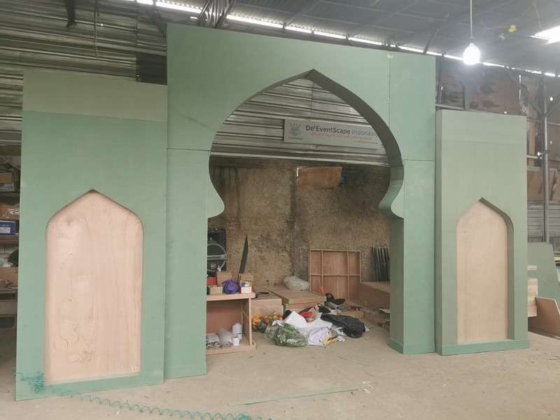 Gapura hijau sedang dikerjakan di workshop