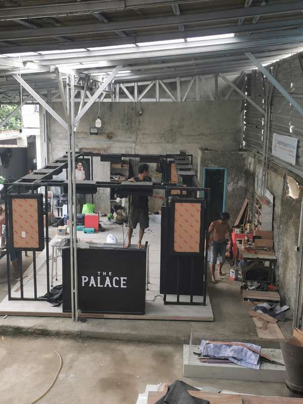 Booth hitam sedang dirakit di workshop